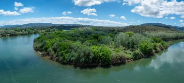 Ebro Nehri 'nin Katalonya, Miravet' ten geçerken panoramik görüntüsü. İspanya