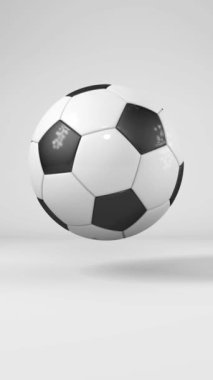 Havada dönen siyah beyaz bir futbol topu.