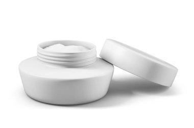 Beyaz bir krema kavanozu açık ve beyaz bir arka planda duruyor.