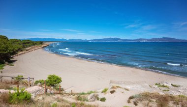 Güneşli bir günde Akdeniz sahili manzarası