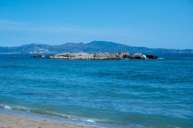 Güneşli bir günde La Escala, Gerona, İspanya 'da küçük midye çiftliği