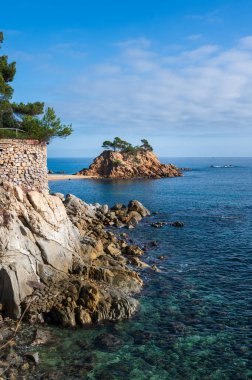 Güneşli bir günde İspanya kıyısı yakınlarındaki küçük bir adanın manzarası