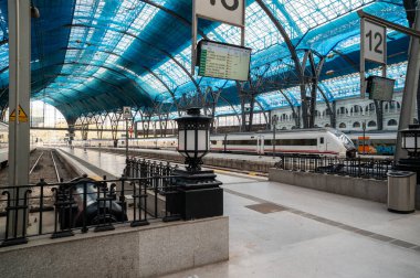 BARCELONA, İspanya - 03 / 04 / 2025 - Fransa İstasyonu. Modern trenler platformda bekliyor.