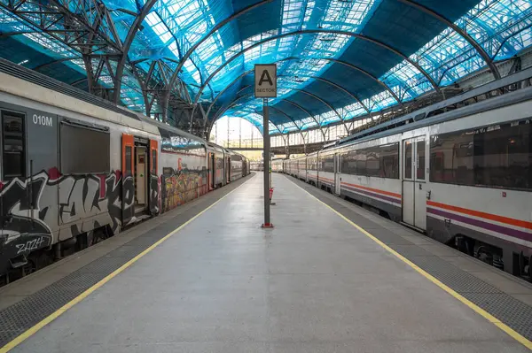 BARCELONA, İspanya - 03 / 04 / 2025 - Fransa İstasyonu. Tren istasyonunda trenler bekliyor.