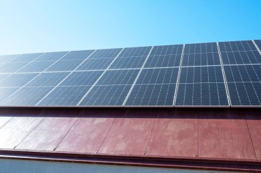 Güneş panelleri, güneş ışığını yenilenebilir enerjiye dönüştürüyor ve sürdürülebilir enerji üretimini gösteriyor.