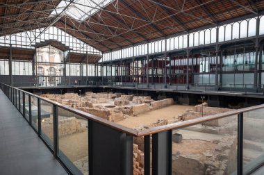 Turistlerin, İspanya 'nın Barcelona kentindeki eski Roma harabelerine baktığı yüksek bir yürüyüş yolu.