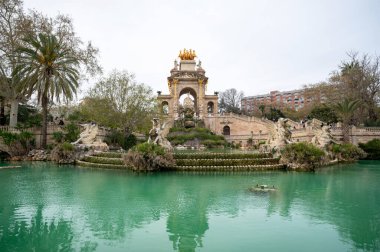 Parc de la Ciutadella çeşmesi Barcelona, İspanya 'da popüler bir turizm merkezi olan gölete yansıyor.