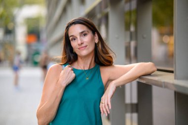 Şehir sokaklarında poz veren kendine güvenen iş kadını, şehir tarzı ve kadın gücü sergiliyor.