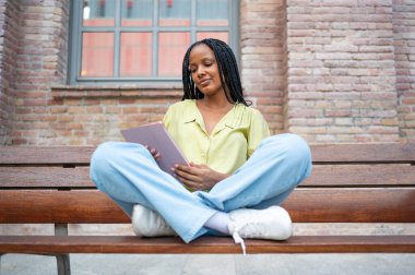 Şehir ortamında taşınabilir aygıt kullanarak uzaktan çalışan şık bir serbest yazar