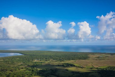 Haiti adasındaki Atlantik Okyanusu kıyısı manzarası. Yeşil kıyı şeridi okyanusa dönüşür