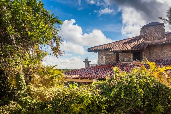 丛林里有一个红色屋顶的别墅 热带高纬度的欧洲风格的老房子 生活在野外 热带地区的砖屋2 多米尼加共和国 — 图库照片