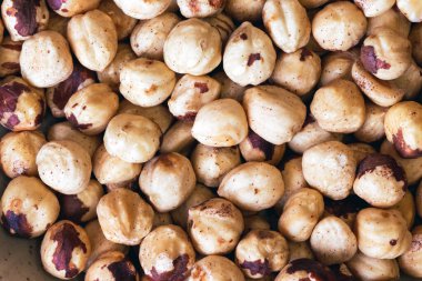 Tabakta soyulmuş fındık. Soyulmuş fındık. Kötü soyulmuş fındık. Soyulmuş fındıkların arka planı.