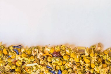 Alp otları beyaz arka planda çay. Alp tarlası. Limonlu, çiçekli ve papatyalı bitki çayı. Üst Manzara. Kapatın. Yüksek çözünürlük.