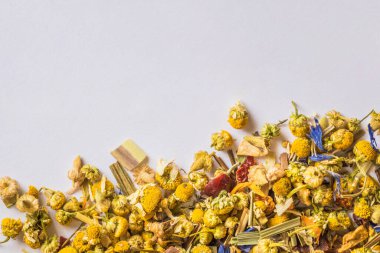 Alp otları beyaz arka planda çay. Alp tarlası. Limonlu, çiçekli ve papatyalı bitki çayı. Üst Manzara. Kapatın. Yüksek çözünürlük.