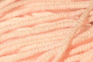 İpin dokusu pembeye dönmüş. Soyut bir arka plan. Pembe, kalın bir ip yumağı.