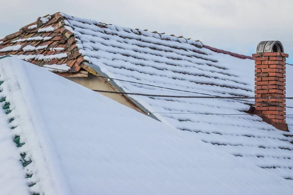 Крыша Частного Дома Снегу Плиточные Крыши Снегу Зимнее Время Крыша — стоковое фото