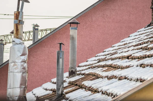 雪地里的一座私宅的屋顶 雪地里的屋顶被弄脏了 冬天的时候屋顶上覆盖着雪 部分屋顶被雪清理干净 — 图库照片