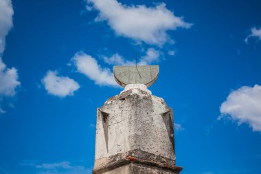 SANTO DOMINGO, DOMINICAN REUBLIC - 28 Kasım 2021: Reloj del Sol, dünyada var olan son güneş saatlerinden biri. 29 Ocak 2016 Santo Domingo, Dominik Cumhuriyeti.