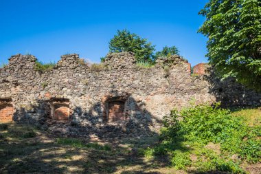 Antik Uzhgorod şatosunun önünde yeşil bir çimenlik olan Ortaçağ Gri Kale duvarı. Uzhgorod Kalesi, Zakarpattya Bölgesi, Batı Ukrayna