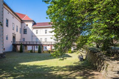 Uzhgorod kalesinin bölgesindeki park ve yollar. Antik Uzhgorod şatosunun önünde yeşil bir çimenlik olan Ortaçağ Gri Kale duvarı. Uzhgorod Kalesi, Zakarpattya Bölgesi, Batı Ukrayna