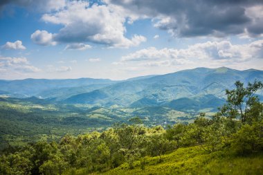 Ukrayna Polonynialı Beskid 'lerden dağlara ve vadilere güzel bir manzara. Yazın Ukrayna Karpatlarının Rocky tepeleri. Karpatlar ve Karpatlar 'da su yapma sırtı