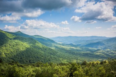 Ukrayna Polonynialı Beskid 'lerden dağlara ve vadilere güzel bir manzara. Yazın Ukrayna Karpatlarının Rocky tepeleri. Karpatlar ve Karpatlar 'da su yapma sırtı