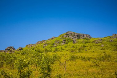 Ukrayna Polonynialı Beskid 'lerden dağlara ve vadilere güzel bir manzara. Yazın Ukrayna Karpatlarının Rocky tepeleri. Karpatlar ve Karpatlar 'da su yapma sırtı
