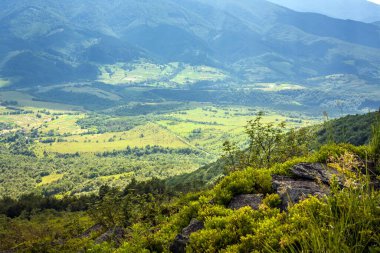 Ukrayna Polonynialı Beskid 'lerden dağlara ve vadilere güzel bir manzara. Yazın Ukrayna Karpatlarının Rocky tepeleri. Karpatlar ve Karpatlar 'da su yapma sırtı