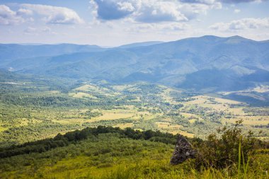 Ukrayna Polonynialı Beskid 'lerden dağlara ve vadilere güzel bir manzara. Yazın Ukrayna Karpatlarının Rocky tepeleri. Karpatlar ve Karpatlar 'da su yapma sırtı