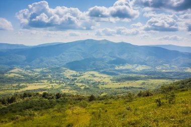 Ukrayna Polonynialı Beskid 'lerden dağlara ve vadilere güzel bir manzara. Yazın Ukrayna Karpatlarının Rocky tepeleri. Karpatlar ve Karpatlar 'da su yapma sırtı