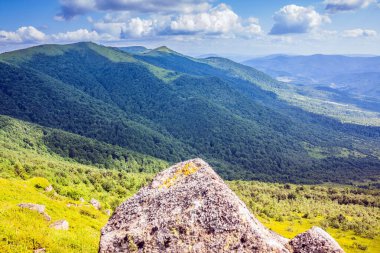 Ukrayna Polonynialı Beskid 'lerinin dağlara ve vadilere güzel bir manzarası var. Yazın Ukrayna Karpatlarının Rocky tepeleri. Karpatlar ve Karpatlar 'da su yapma sırtı