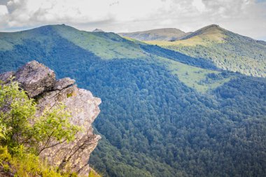 Ukrayna Polonynialı Beskid 'lerinin dağlara ve vadilere güzel bir manzarası var. Yazın Ukrayna Karpatlarının Rocky tepeleri. Karpatlar ve Karpatlar 'da su yapma sırtı