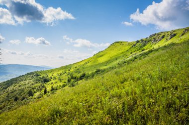 Ukrayna Polonynialı Beskid 'lerinin dağlara ve vadilere güzel bir manzarası var. Yazın Ukrayna Karpatlarının Rocky tepeleri. Karpatlar ve Karpatlar 'da su yapma sırtı