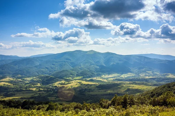 Ukrayna Polonynialı Beskid Lerinin Dağlara Vadilere Güzel Bir Manzarası Var — Stok fotoğraf