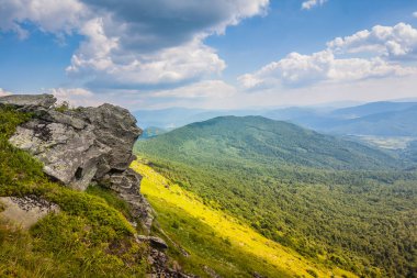 Ukrayna dağlarının güzel manzarası Karpatlar ve vadiler. Yazın ormanları, kayaları ve otları olan güzel yeşil dağlar. Karpatlar ve Karpatlar 'da su yapma sırtı