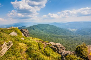 Ukrayna dağlarının güzel manzarası Karpatlar ve vadiler. Yazın ormanları, kayaları ve otları olan güzel yeşil dağlar. Karpatlar ve Karpatlar 'da su yapma sırtı