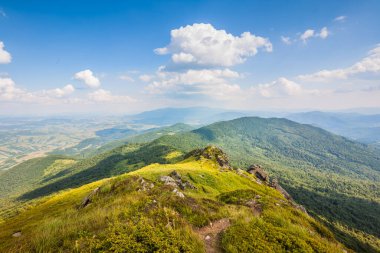 Ukrayna dağlarının güzel manzarası Karpatlar ve vadiler. Yazın ormanları, kayaları ve otları olan güzel yeşil dağlar. Karpatlar ve Karpatlar 'da su yapma sırtı