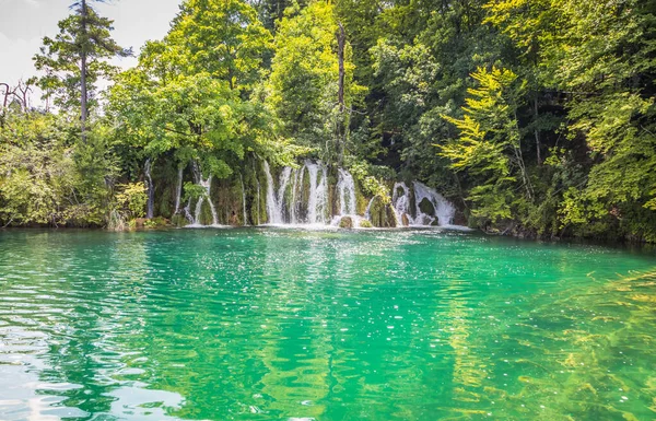 Vista Das Belas Cachoeiras Pitorescas Plitvice Lakes Pedras Árvores Verdes — Fotografia de Stock