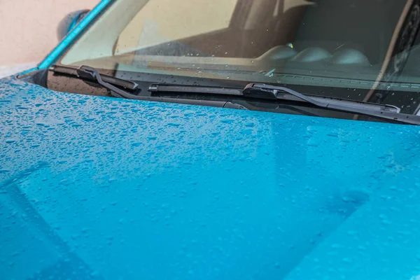 빗방울이 빗방울을 클로즈업 자동차 부품입니다 빗방울에 빗방울 가까이 — 스톡 사진