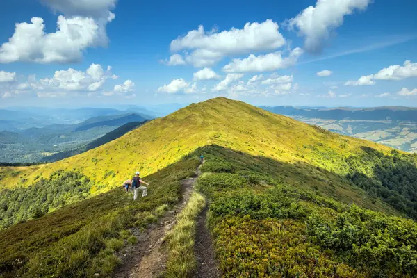 stock image Beautiful view of the Ukrainian Carpathians to the mountains and valleys. Rocky peaks and wood of the Carpathians in late summer. Yellow and green grass, and the top of the mountain and the path to it