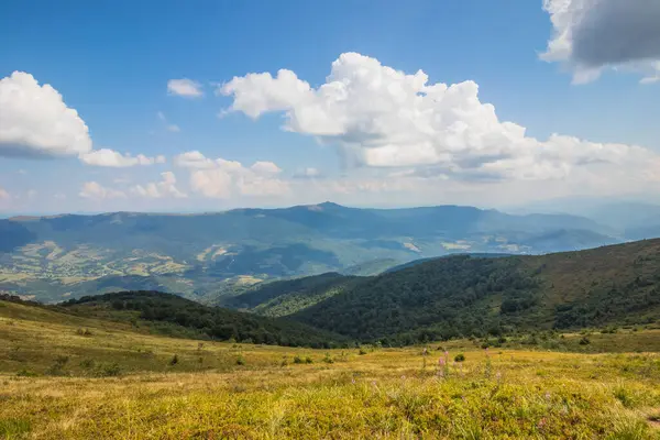 Bela Vista Dos Cárpatos Ucranianos Para Montanhas Vales Picos Rochosos — Fotografia de Stock