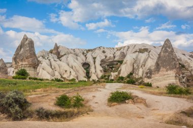 Kapadokya, Türkiye 'deki Rocky manzarası. Kapadokya 'ya git. Sıradışı yarı çöl dağ sıraları. Muhteşem Rocky yaz manzarası Kapadokya Goreme