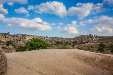 Kapadokya, Türkiye 'deki Rocky manzarası. Kapadokya 'ya git. Sıradışı yarı çöl dağ sıraları. Muhteşem Rocky yaz manzarası Kapadokya Goreme