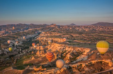 Sıcak hava balonları Kapadokya 'daki tuhaf kaya manzarasının üzerinde uçuyor. Balonlar sabah erkenden uçar. Sabah gökyüzünde güzel sıcak hava balonları. Gorme. Türkiye