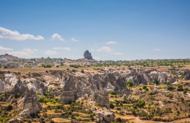 Kapadokya, Türkiye 'deki Rocky manzarası. Kapadokya 'ya git. Sıradışı yarı çöl dağ sıraları. Muhteşem Rocky yaz manzarası Kapadokya Goreme