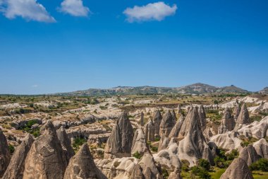 Kapadokya, Türkiye 'deki Rocky manzarası. Kapadokya 'ya git. Sıradışı yarı çöl dağ sıraları. Muhteşem Rocky yaz manzarası Kapadokya Goreme