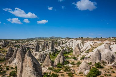 Kapadokya, Türkiye 'deki Rocky manzarası. Kapadokya 'ya git. Sıradışı yarı çöl dağ sıraları. Muhteşem Rocky yaz manzarası Kapadokya Goreme