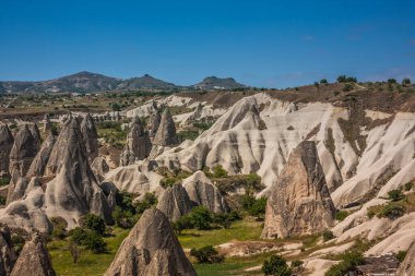 Kapadokya, Türkiye 'deki Rocky manzarası. Kapadokya 'ya git. Sıradışı yarı çöl dağ sıraları. Muhteşem Rocky yaz manzarası Kapadokya Goreme