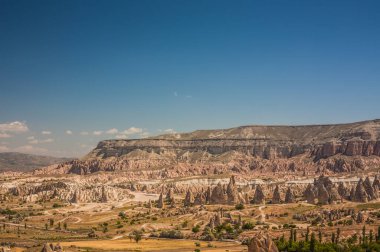 Kapadokya, Türkiye 'deki Rocky manzarası. Kapadokya 'ya git. Sıradışı yarı çöl dağ sıraları. Muhteşem Rocky yaz manzarası Kapadokya Goreme