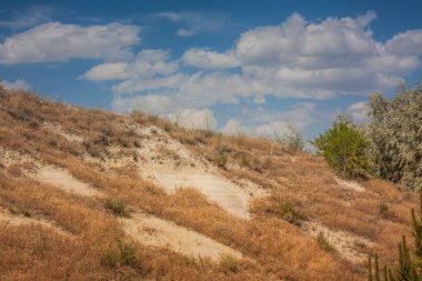 Kapadokya, Türkiye 'deki Rocky manzarası. Kapadokya 'ya git. Sıradışı yarı çöl dağ sıraları. Muhteşem Rocky yaz manzarası Kapadokya Goreme